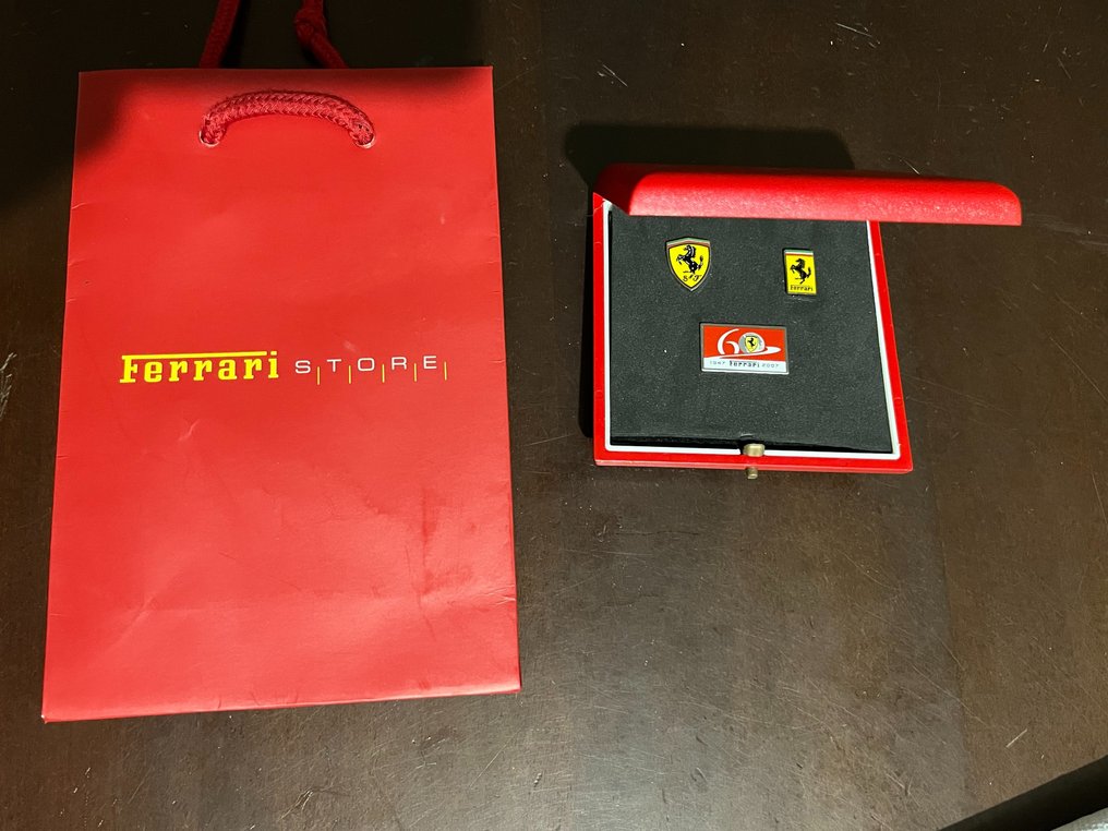 Emblem/mascot/badge - collezione di 3 spille Ferrari - 60 - Catawiki