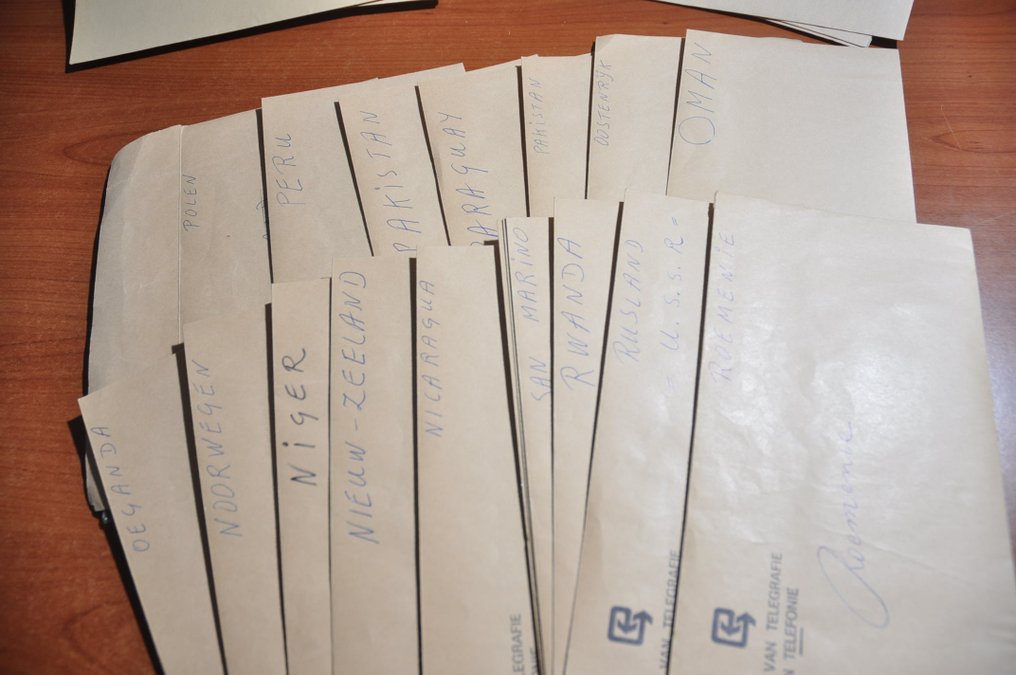 World A batch in various stock books and covers with Catawiki