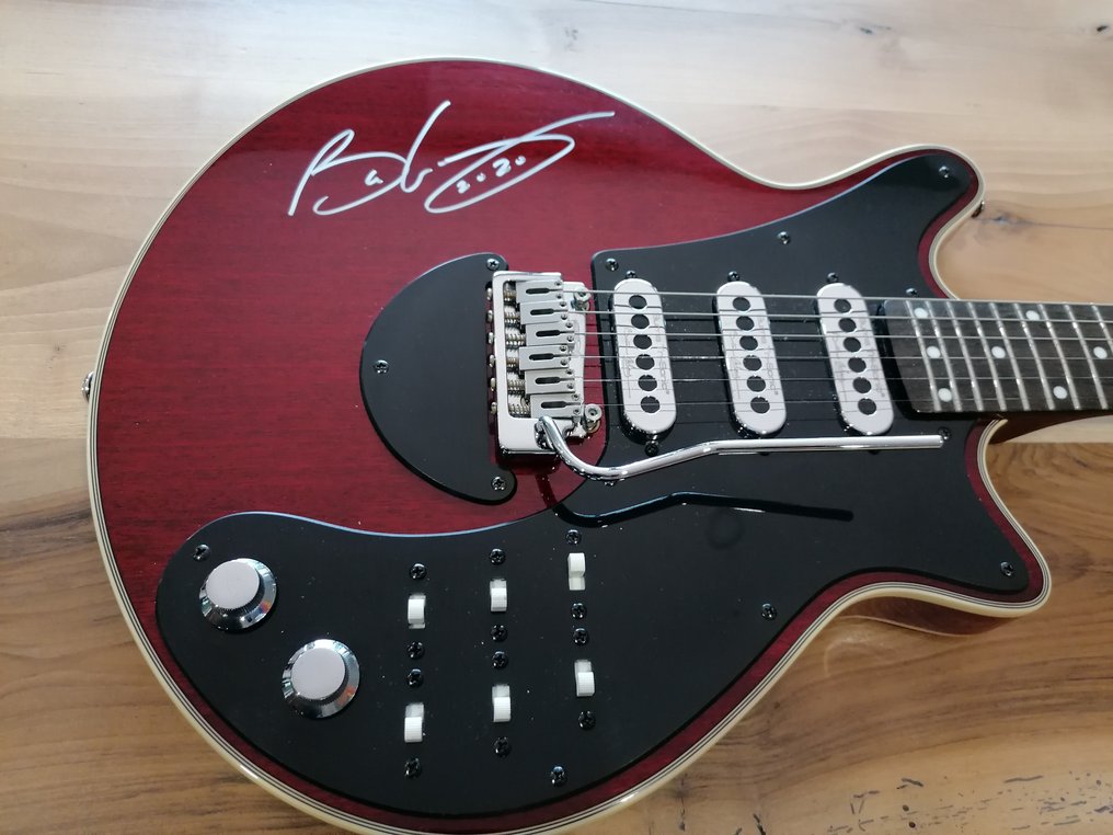 mecánico Saltar puenting Queen - Brian May - Signed BMG Red Guitar by Brian May - - Catawiki