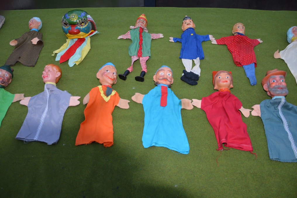 regering Zakje verwijzen Unknown - 13x vintage puppet theater dolls with wooden and - Catawiki