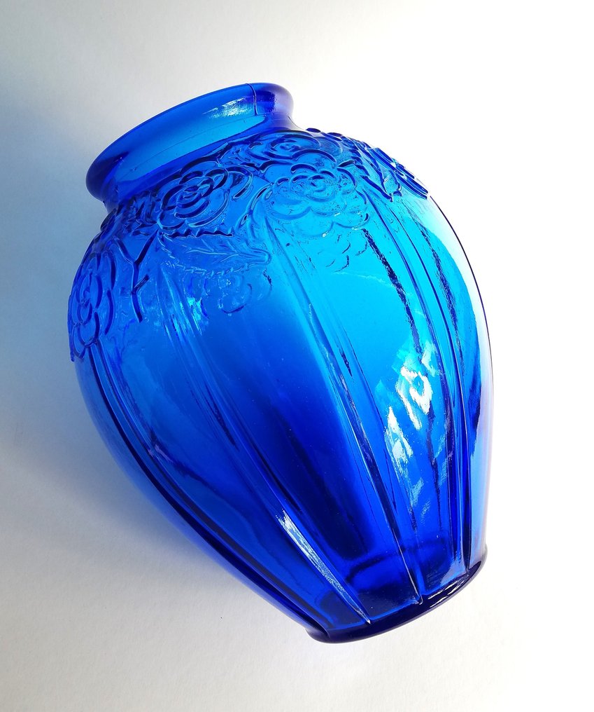 Authenticatie Eerlijkheid Duidelijk maken Grote azuurblauwe Art Deco vaas - geperst glas - Catawiki