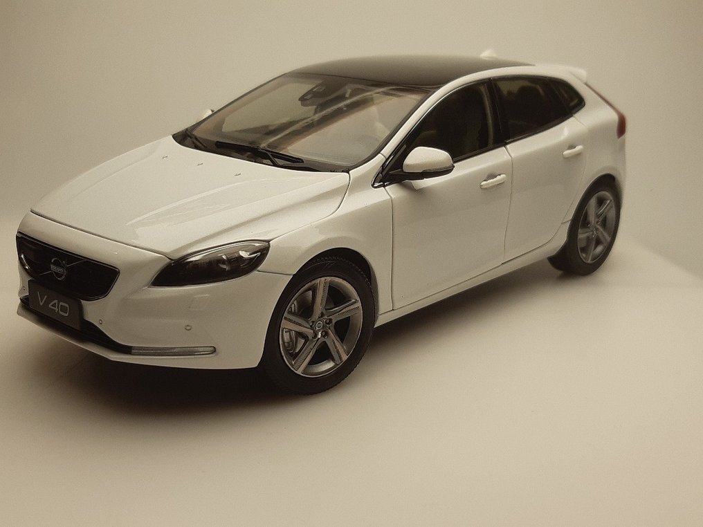 Volvo v40 diecast model hotsell