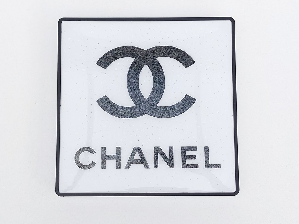 Chanel - Lighted Sign (1) - Plastic, Steel - Catawiki