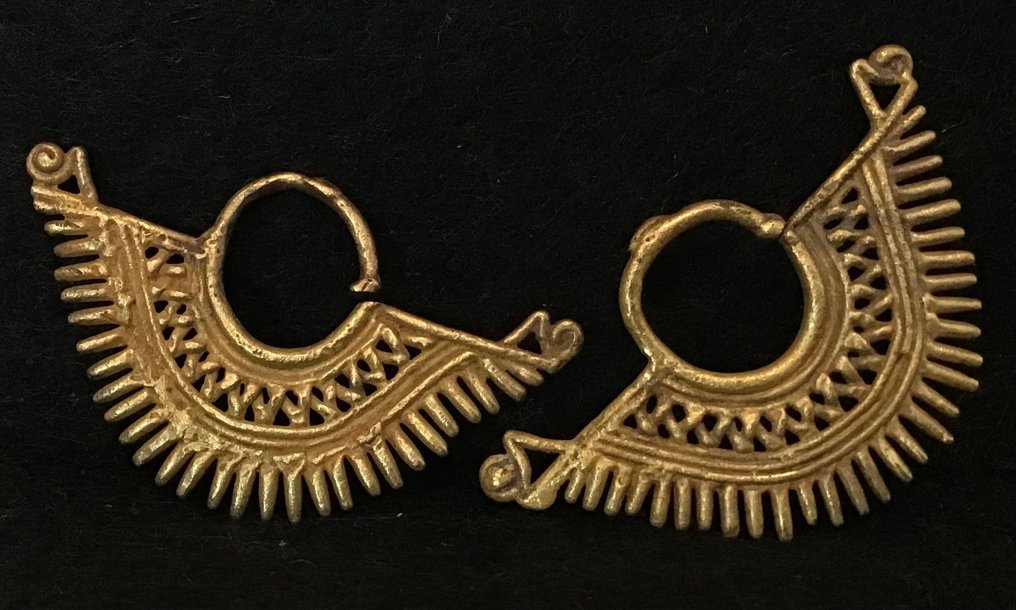 Pair of Sinu earrings with stylized birds - Colombia - Tumbaga-gold ...