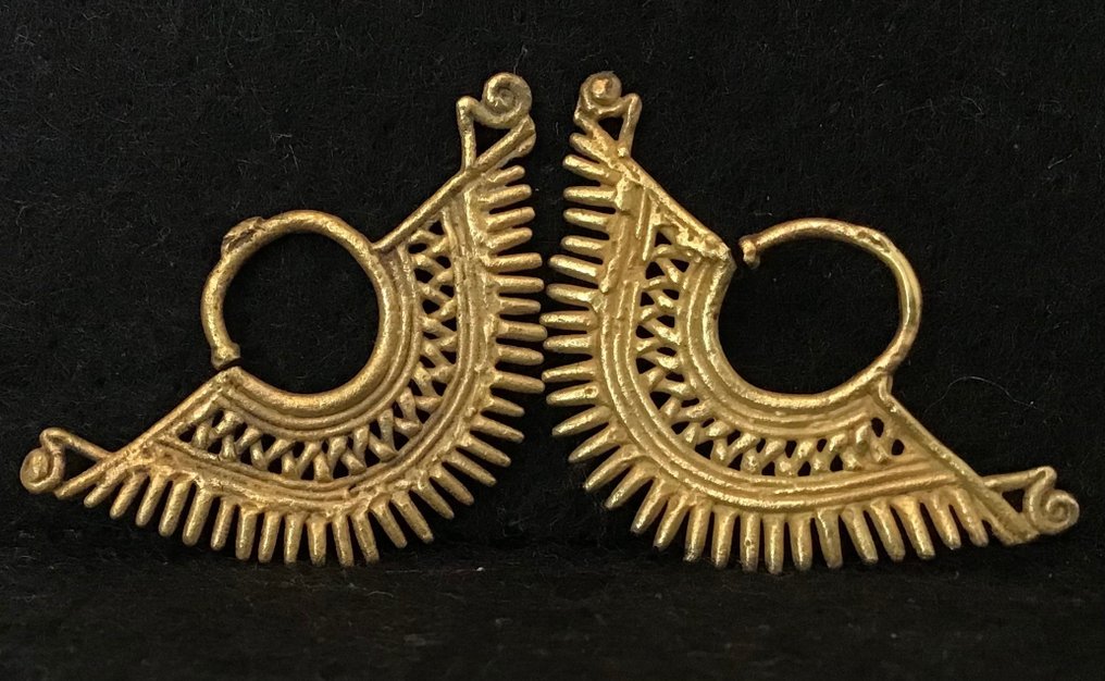 Pair of Sinu earrings with stylized birds - Colombia - Tumbaga-gold ...