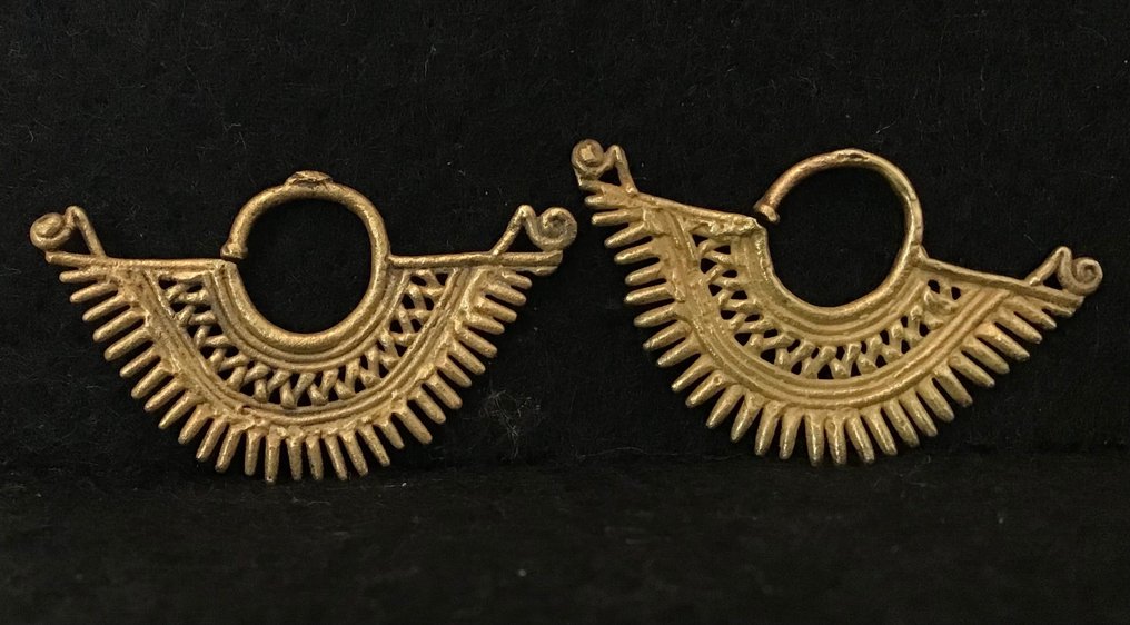 Pair of Sinu earrings with stylized birds - Colombia - Tumbaga-gold ...