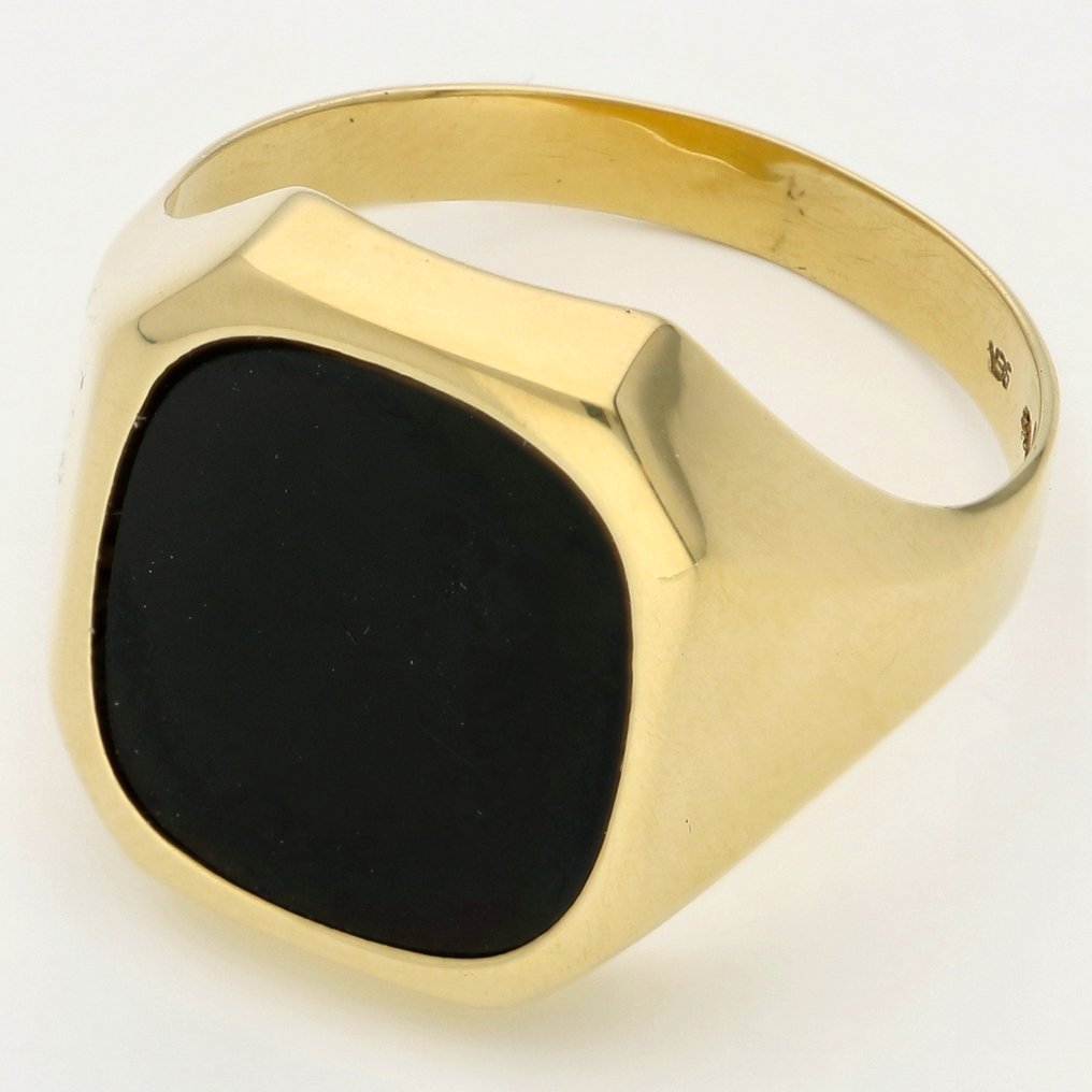 Lot - MAN'S BLACK ONYX AND YELLOW GOLD SIGNET RING. The