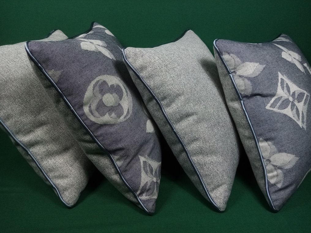 New set of 2 pillows made of Louis Vuitton 3D denim - - Catawiki
