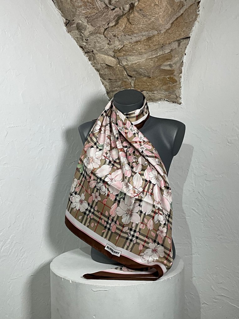 Burberry deals baby scarf