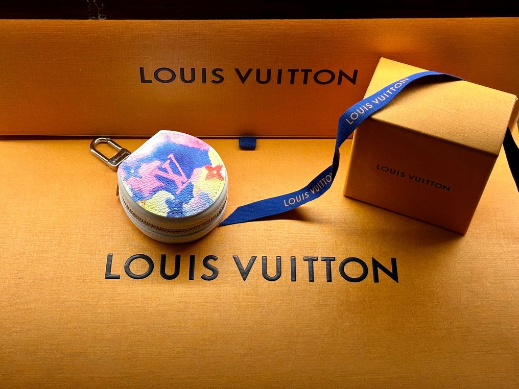 5 Favorite] Louis Vuitton Airpod