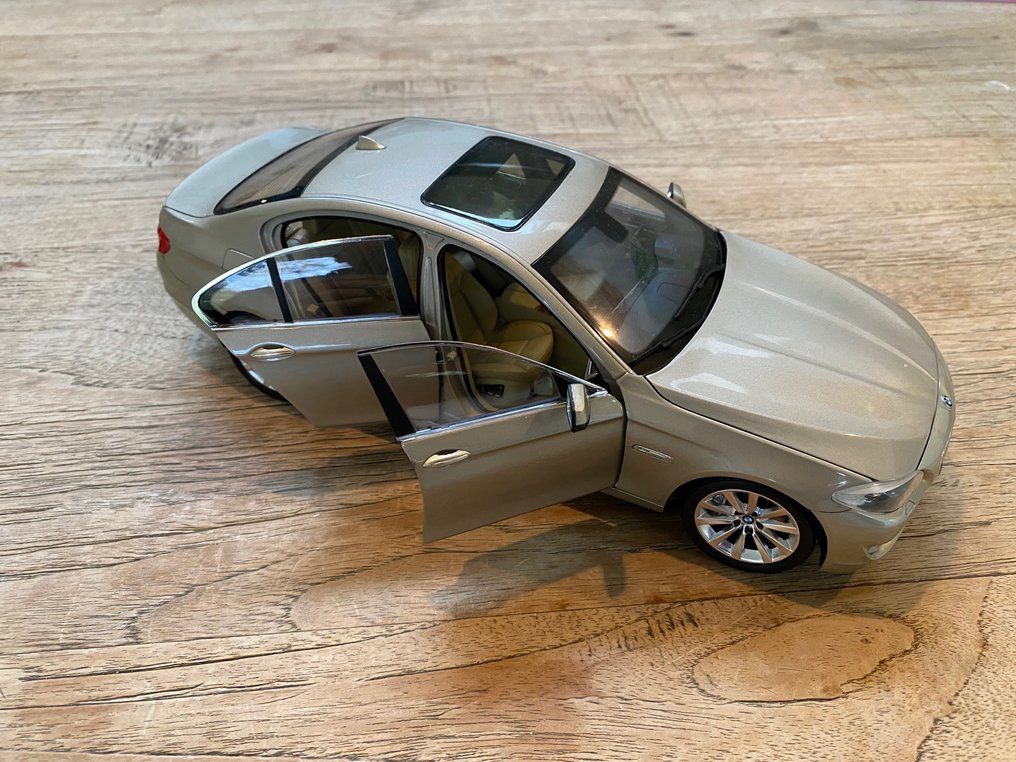 Welly 1:18 - 1 - Model car - BMW 5 Series - Catawiki