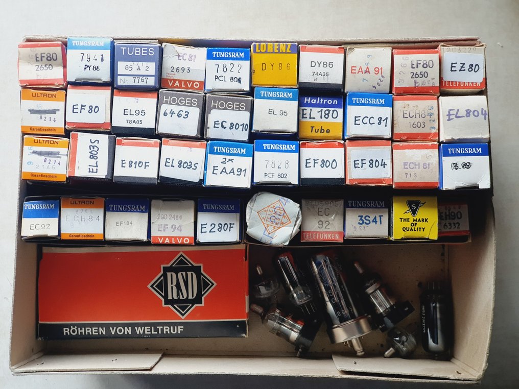 Kolekcja lamp elektronowych do różnych odbiorników z połowy wieku ...