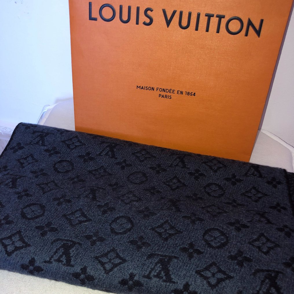Louis Vuitton Men's Winter Scarf 100% Wool Made in Italy