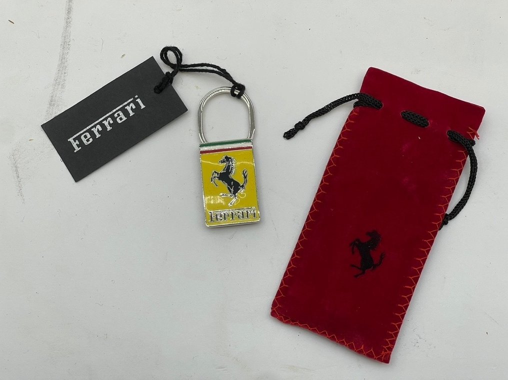 Porte-Clef FERRARI en Métal de la Collection Officielle Ferrari