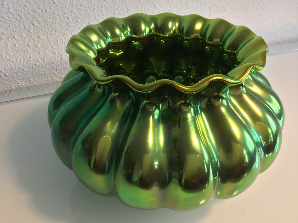 Porseleinfabriek Zsolnay - Vase - Mit Eosin glasiertes Porzellan - Catawiki