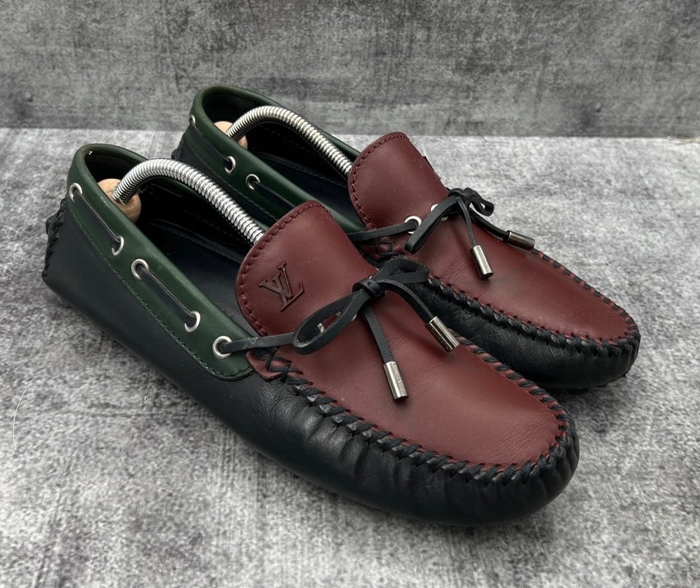 Sold at Auction: LOUIS VUITTON - LV ARIZONA MOCCASIN LOAFERS
