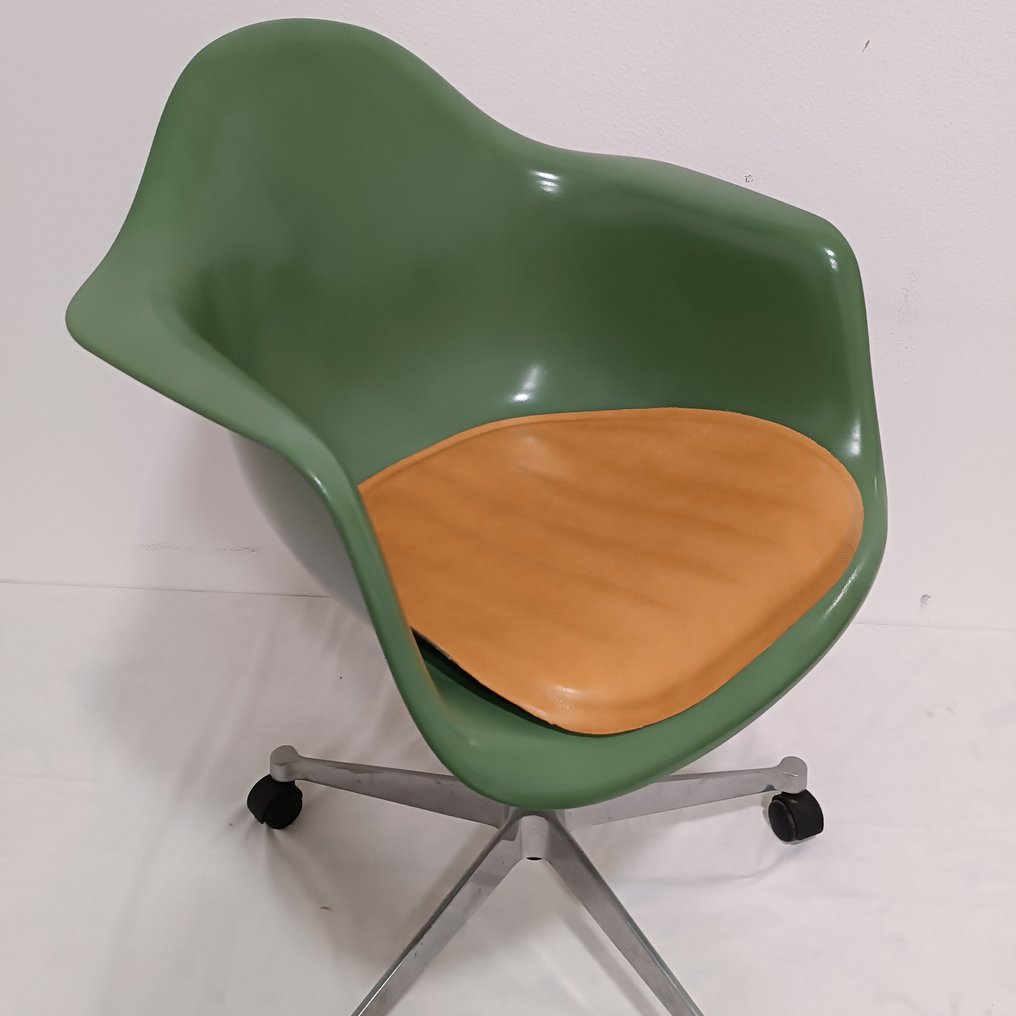 Vitra - Charles Eames, Ray Eames - Office chair - Pacc - Plastic - Catawiki