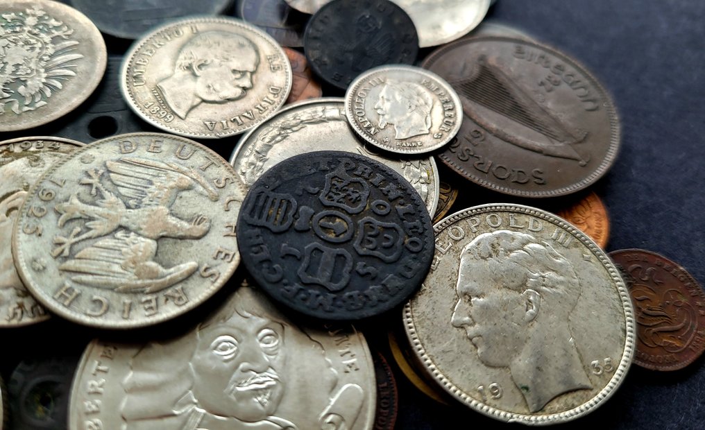 Mundo. Collection lot of 33 coins including 9 silver coins and restrik ...
