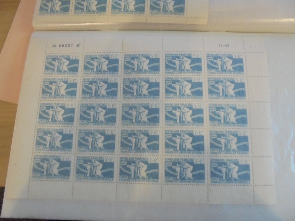France 1943 lot de 19 feuilles entières plus fragments de feuilles de timbres France Libre