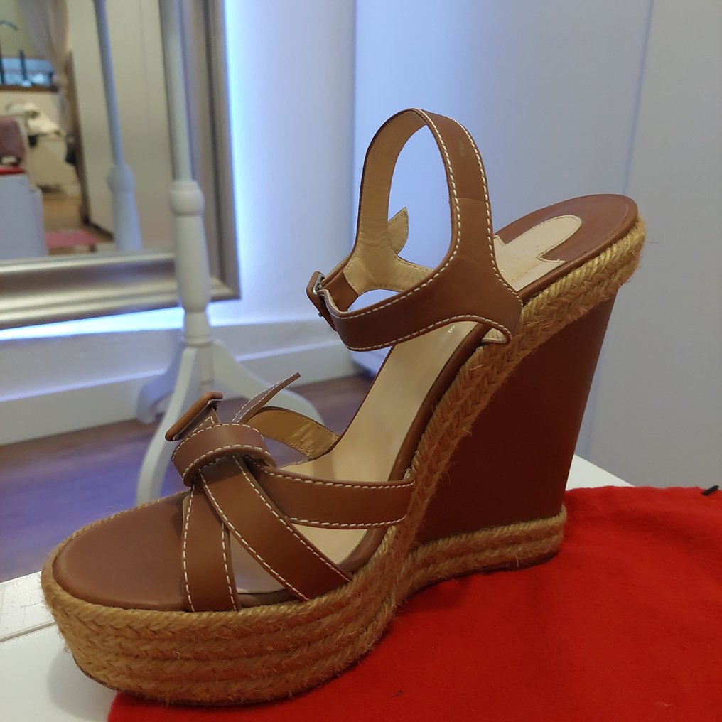 Christian louboutin top size 41