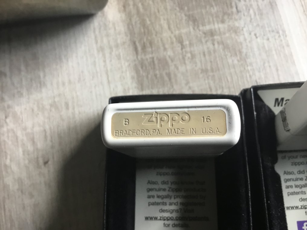 Zippo - Zippo 2016 set van 2 Zippo reclame aanstekers in witte ...