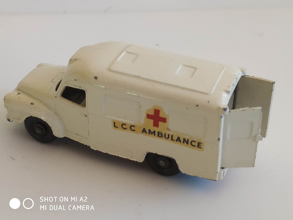 Matchbox lomas ambulance top