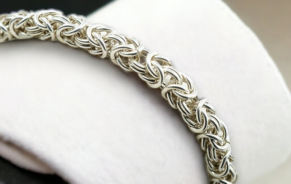 Silver bracelet with 925 stamped on it store