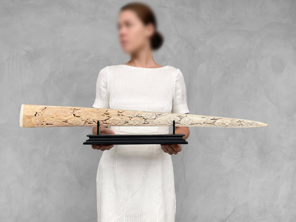 NO RESERVE PRICE Finely carved large patinated swordfish rostrum with