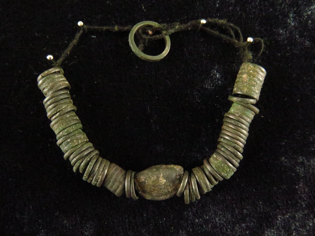 Oud-Egyptisch Armband gemaakt van zilveren ringen en kaurischelpamulet ...