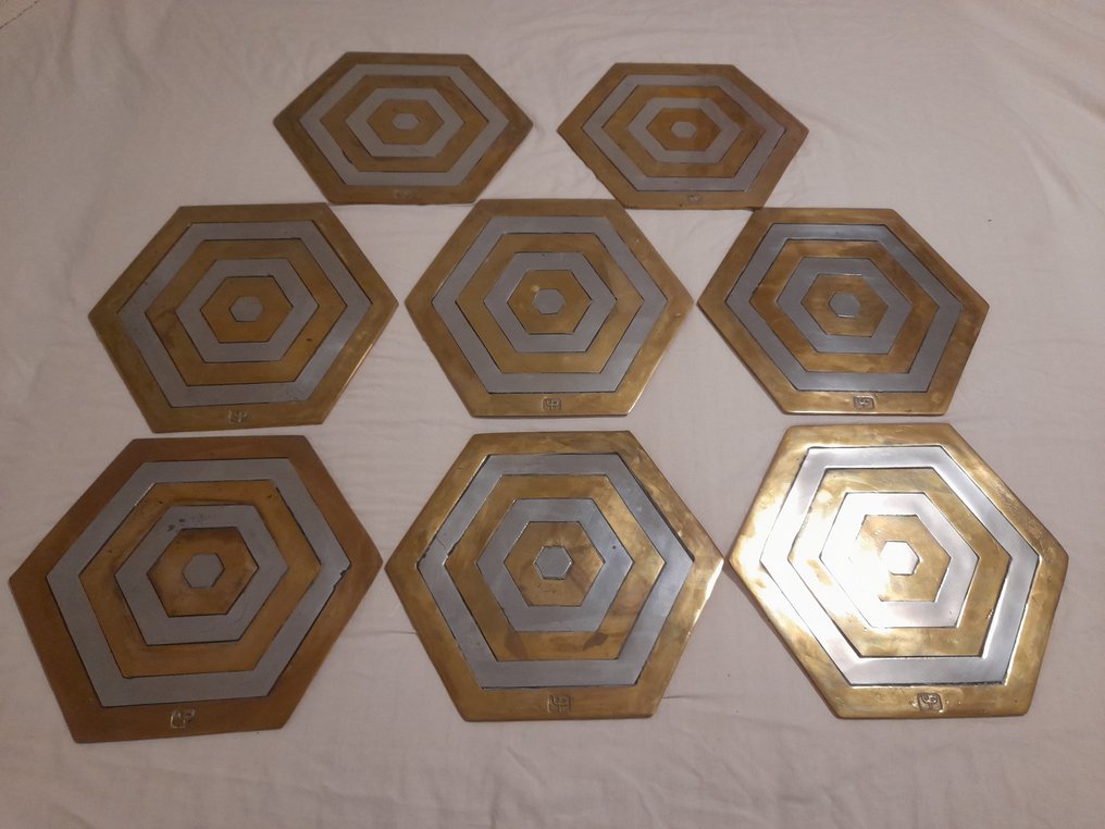 8 placemats and 2 wine bottle coasters David Marshall Serving tray (8