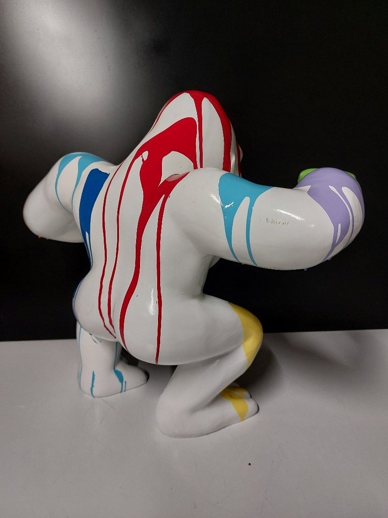 Statue, large sculpture of a roaring monkey painted with running paint