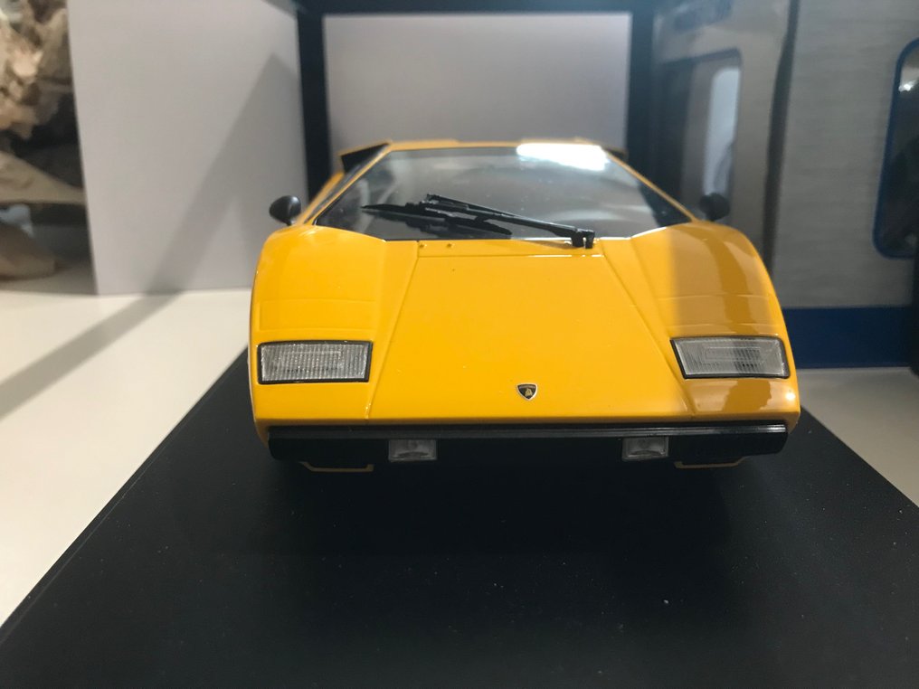 Kyosho 118 2 Model car Countach LP 400 +