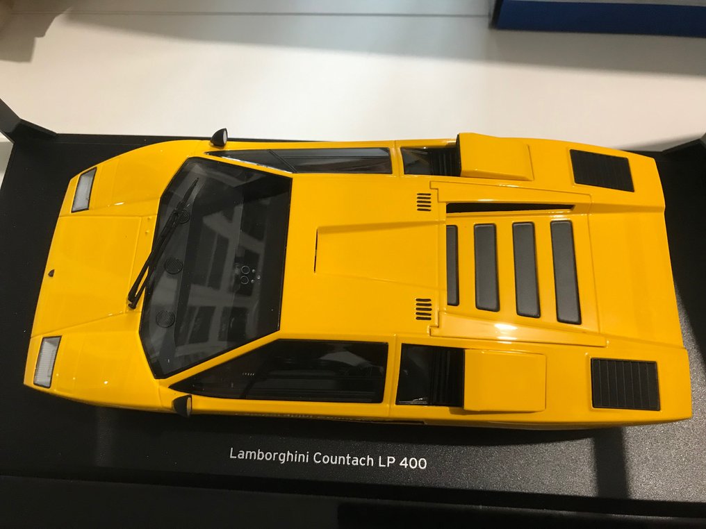 Kyosho 118 2 Model car Countach LP 400 +