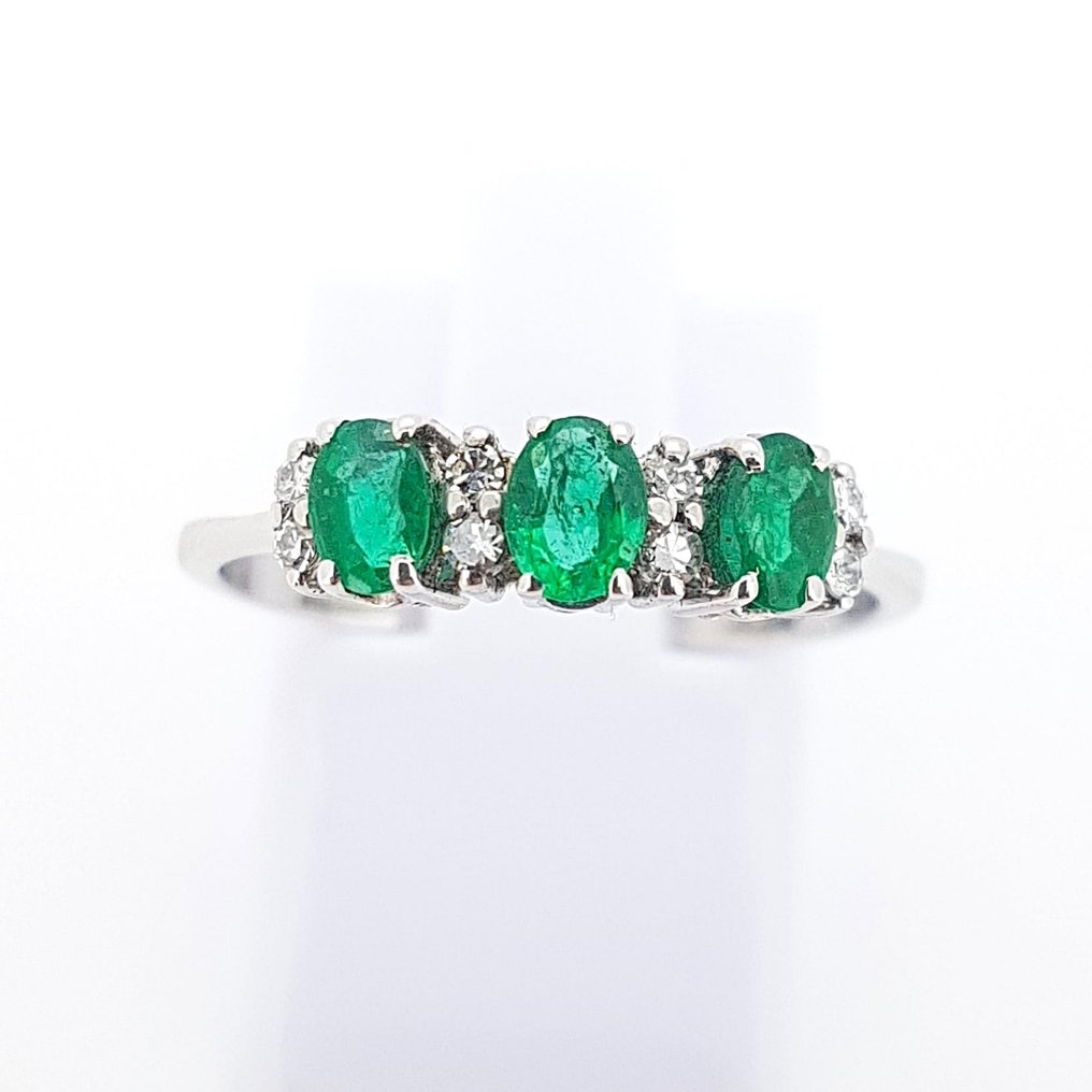 Anello Trilogy Smeraldi 0.60 ct e Diamanti 0.16 ct 18
