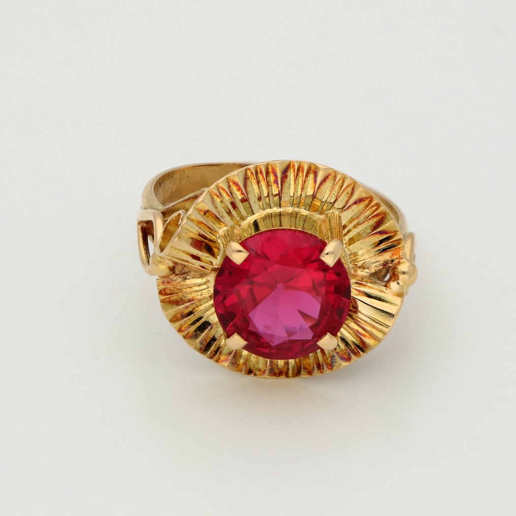 18 Kt Gold Ring Ruby Catawiki lorri-plain-bege-botteh-handmade-rugs