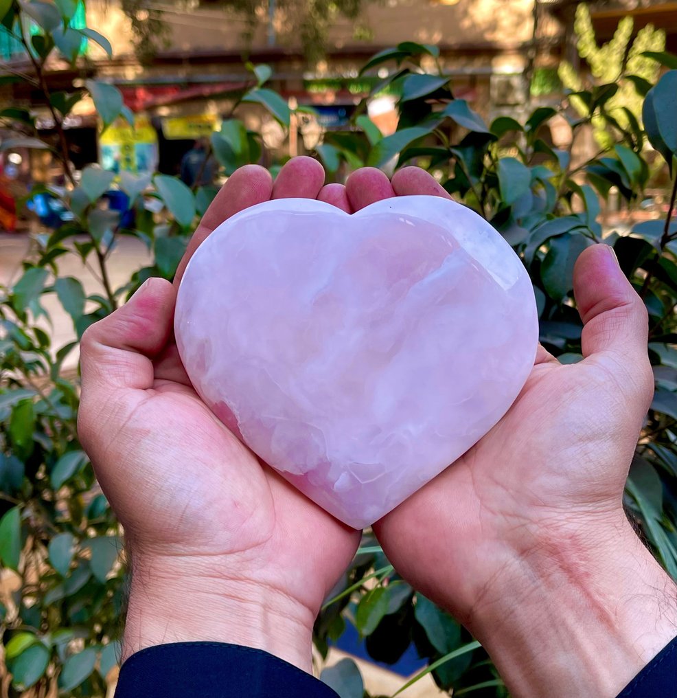 beautiful-natural-pink-mangano-uv-light-handmade-carving-heart-from