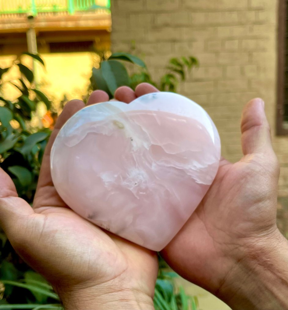 beautiful-natural-pink-mangano-uv-light-handmade-carving-heart-from
