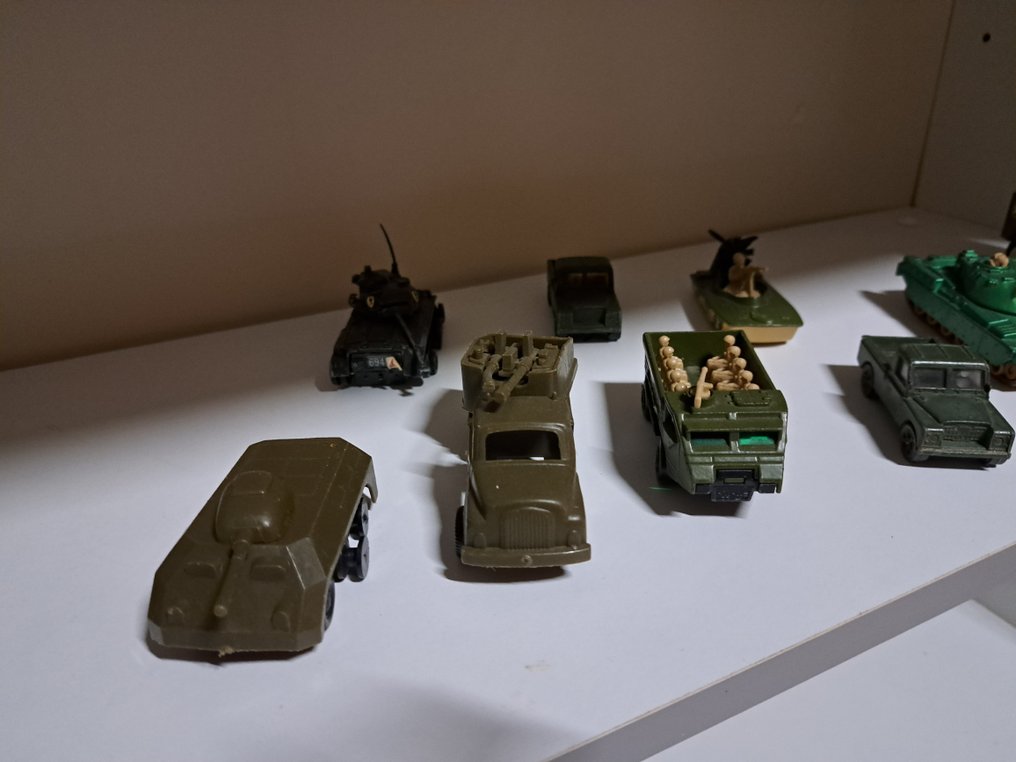 Lots d'ancien jouets militaire voiture chars - Label Emmaüs