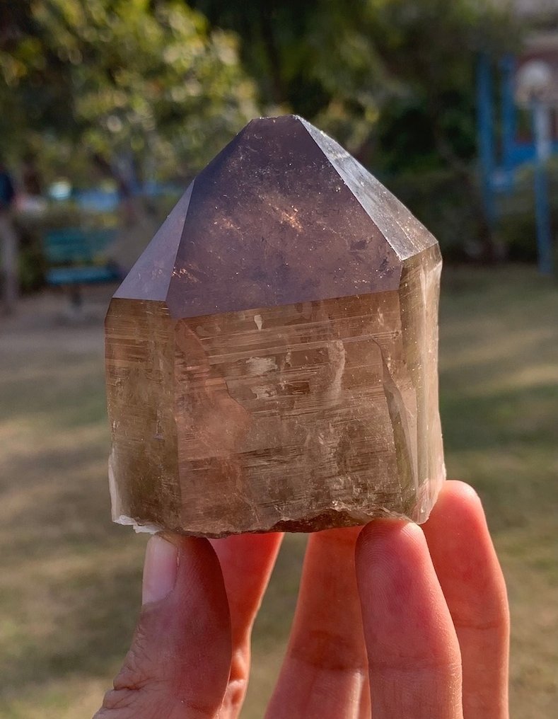 Cristal de cuarzo ahumado oscuro, brillo nítido y cristal de hermoso
