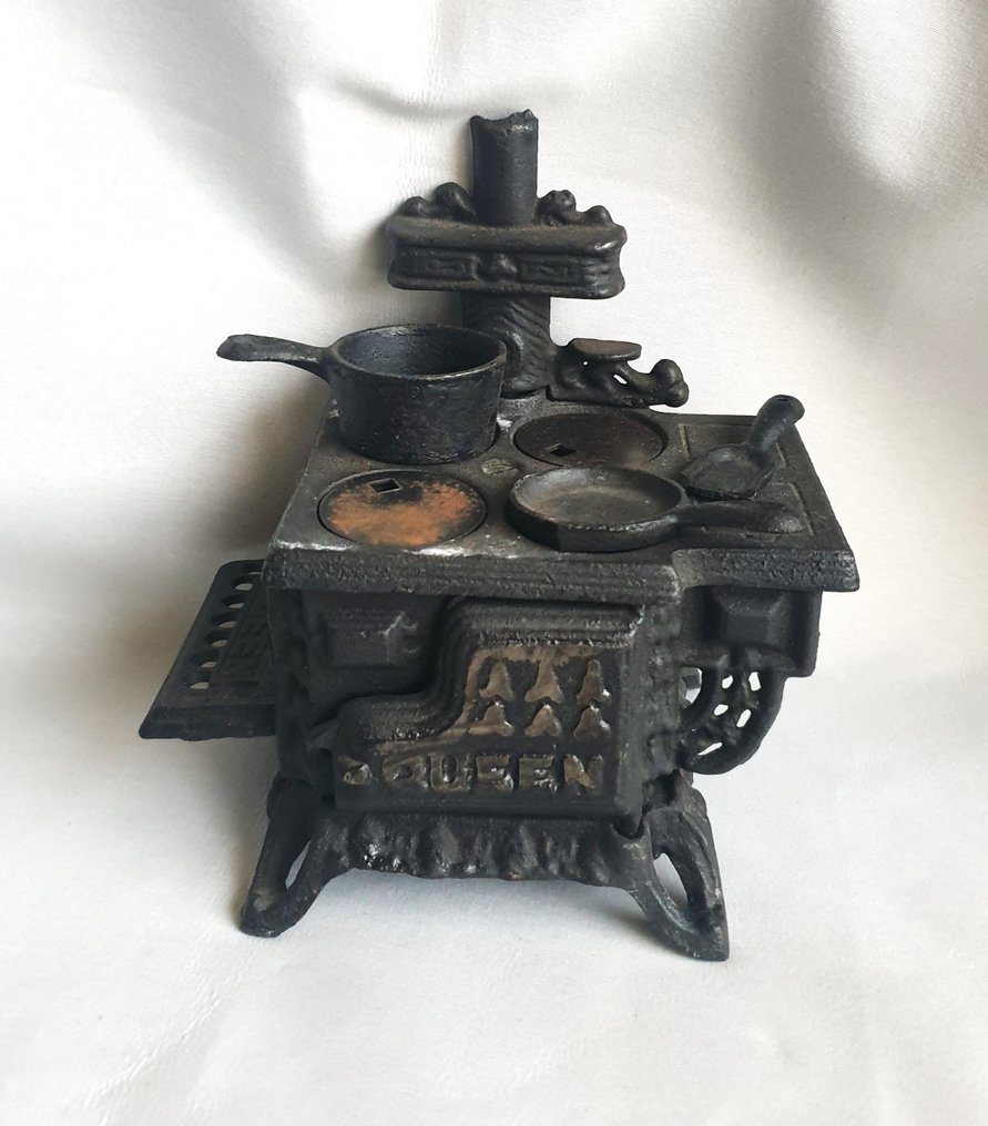 Miniature Cast Iron Toy Stove, Queen 