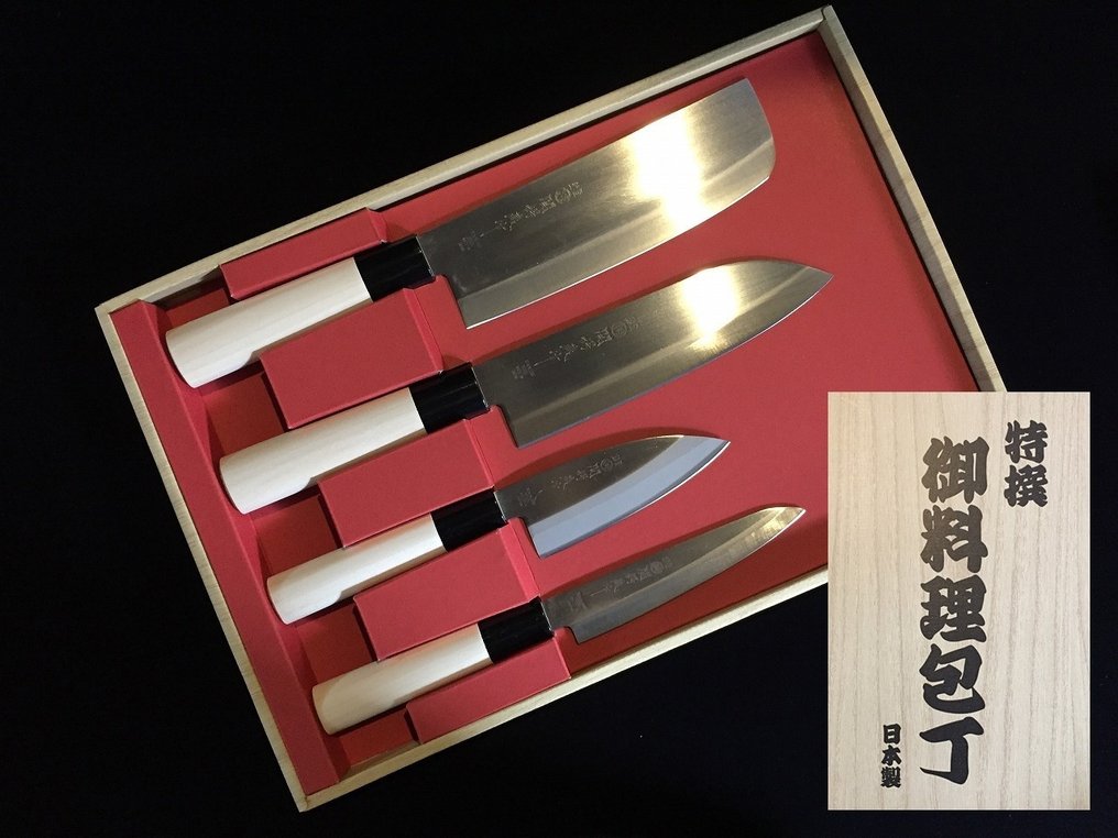 Set of 4 / 関鍔蔵 SEKI TSUBAZO / 三得 SANTOKU 菜切 NAKIRI 小出刃 KODEBA ペティ PETTY