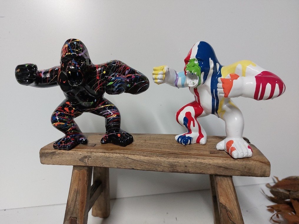 Statue, set of 2 roraing monkeys fine paint finish 16 cm polyresin