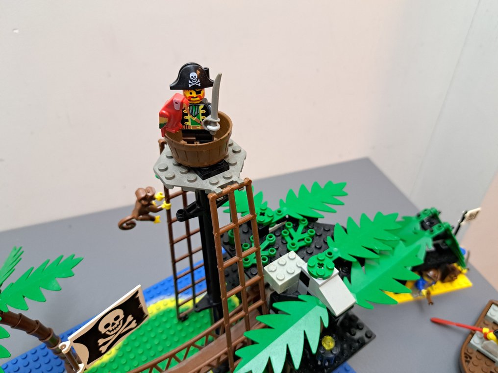 LEGO - Pirates - 6270, 6258, 6234 (x2) - Forbidden island, Smuggler's ...