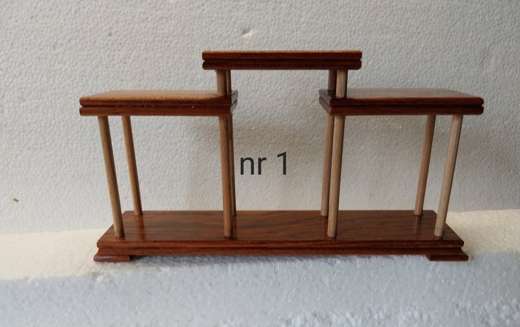 Standaard 7 kleine houten displays , stands Catawiki