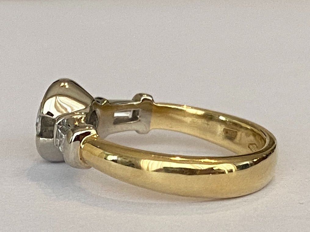 8925 stamp top on ring