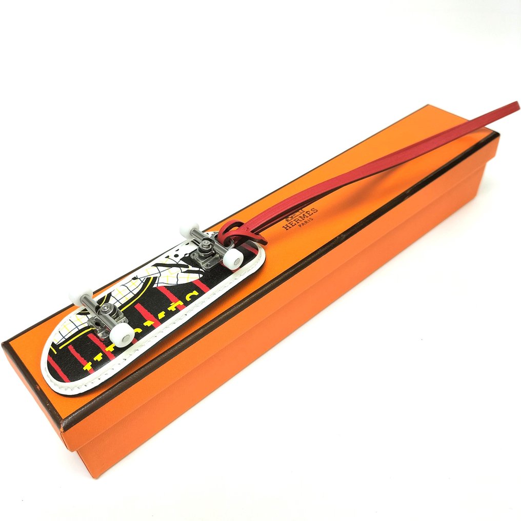 Hermès Finger Skateboard Bag Charm Modeaccessoires set Catawiki