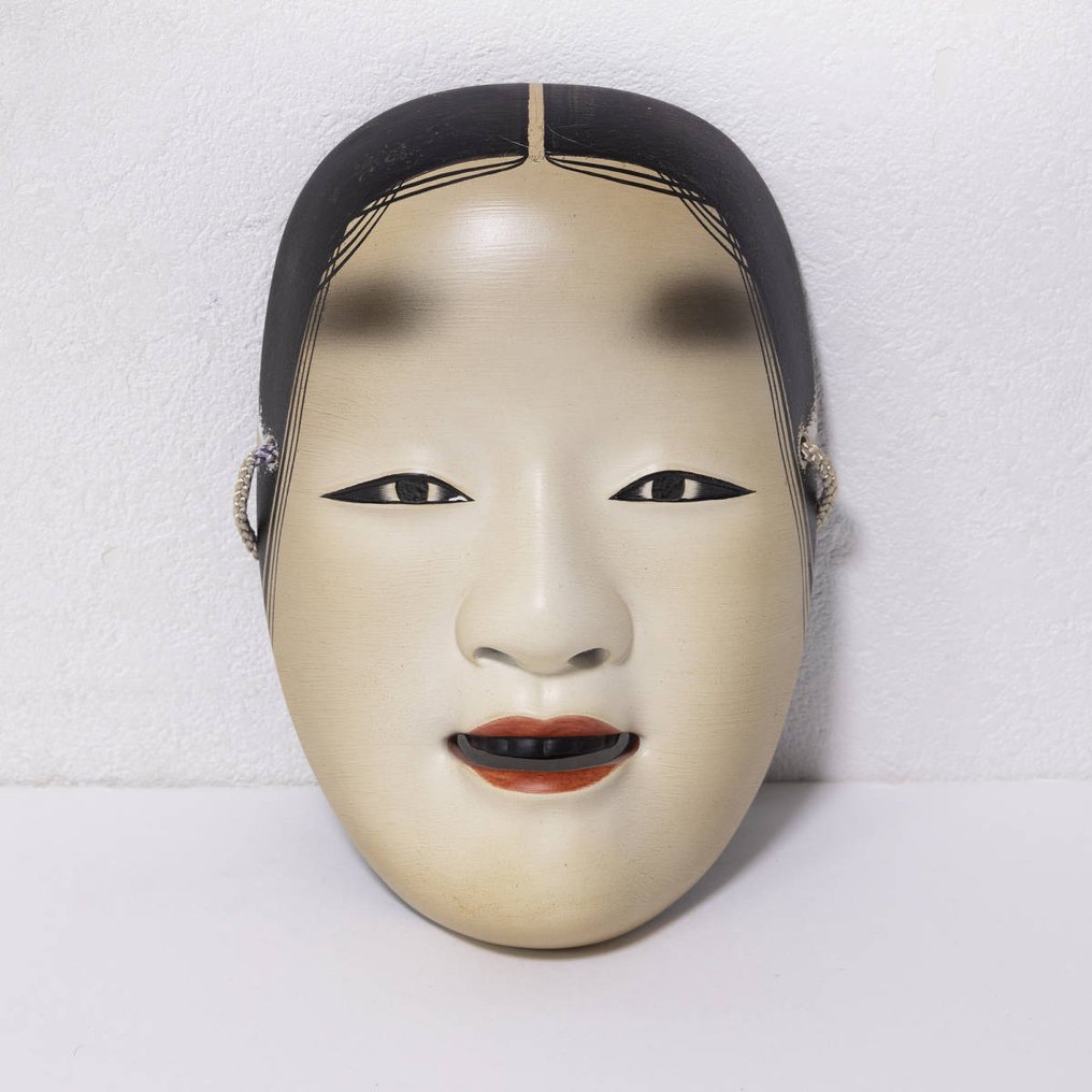 Noh mask - Lacquer, Wood - Very fine Waka-onna mask, signed - Catawiki