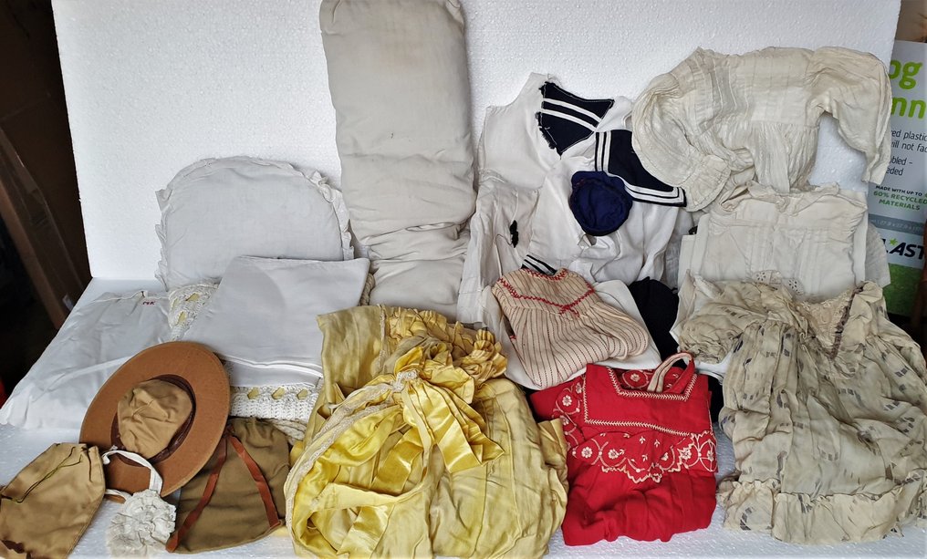 Humaan beloning Nationale volkstelling onbekend - Partij van ruim 30 stuks poppenkleding en - Catawiki