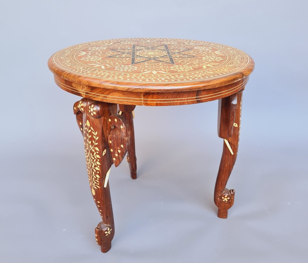 Et anglo-indisk sofabord lavet af hårdttræ og dekoreret - Catawiki