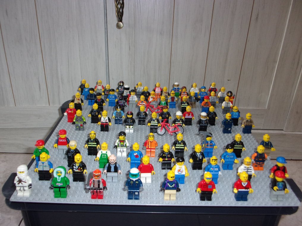 Beangstigend Vader fage Panter LEGO - Minifigures - 80 Lego minifigures + 2 Lego bicycles - Catawiki